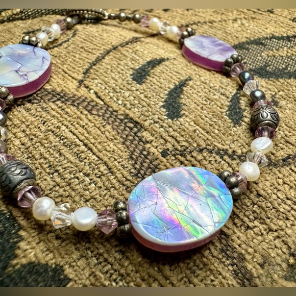 Iridescent shell, silver and crystal bead bracelet. - Picture 7 of 10